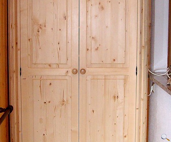Garderobenschrank Vollholz mit Fllungen in Rahmenbauweise.