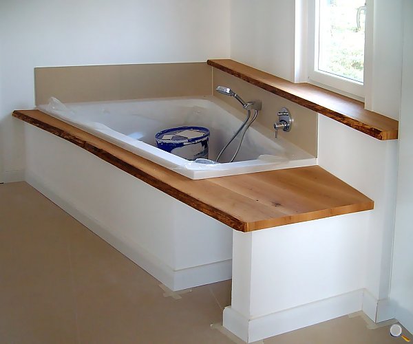 Holzeinfassung und Verkleidung für eine Badewanne.